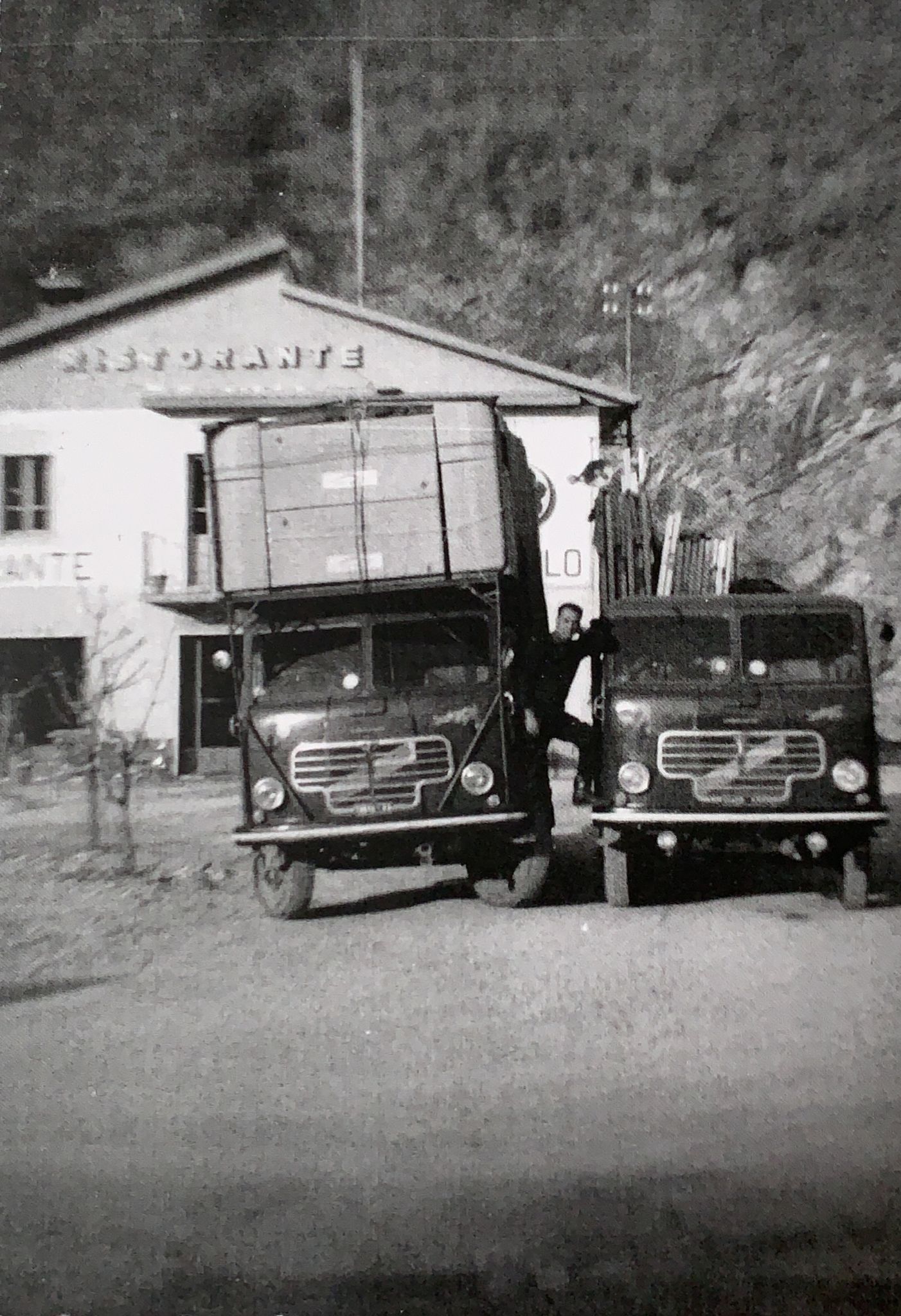 Fotografia d'archivio dei primi mezzi di trasporto della famiglia